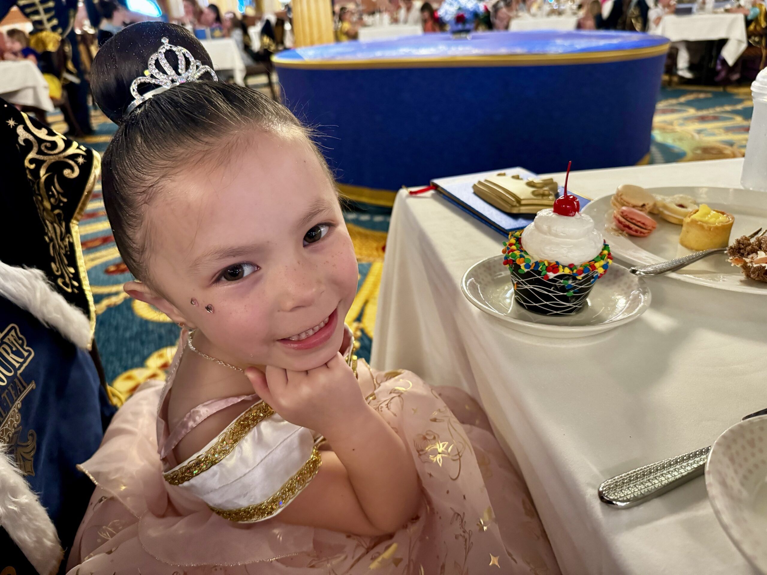 Disney Cruise ロイヤルプリンセス・アフタヌーンティーセット Royal Court Royal Tea on Disney Cruise - Marvelous Mouse Travels